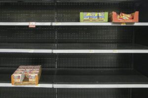 Estanterías casi vacías de un supermercado