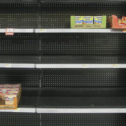 Estanterías casi vacías de un supermercado