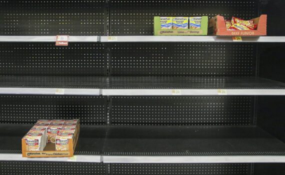 Estanterías casi vacías de un supermercado