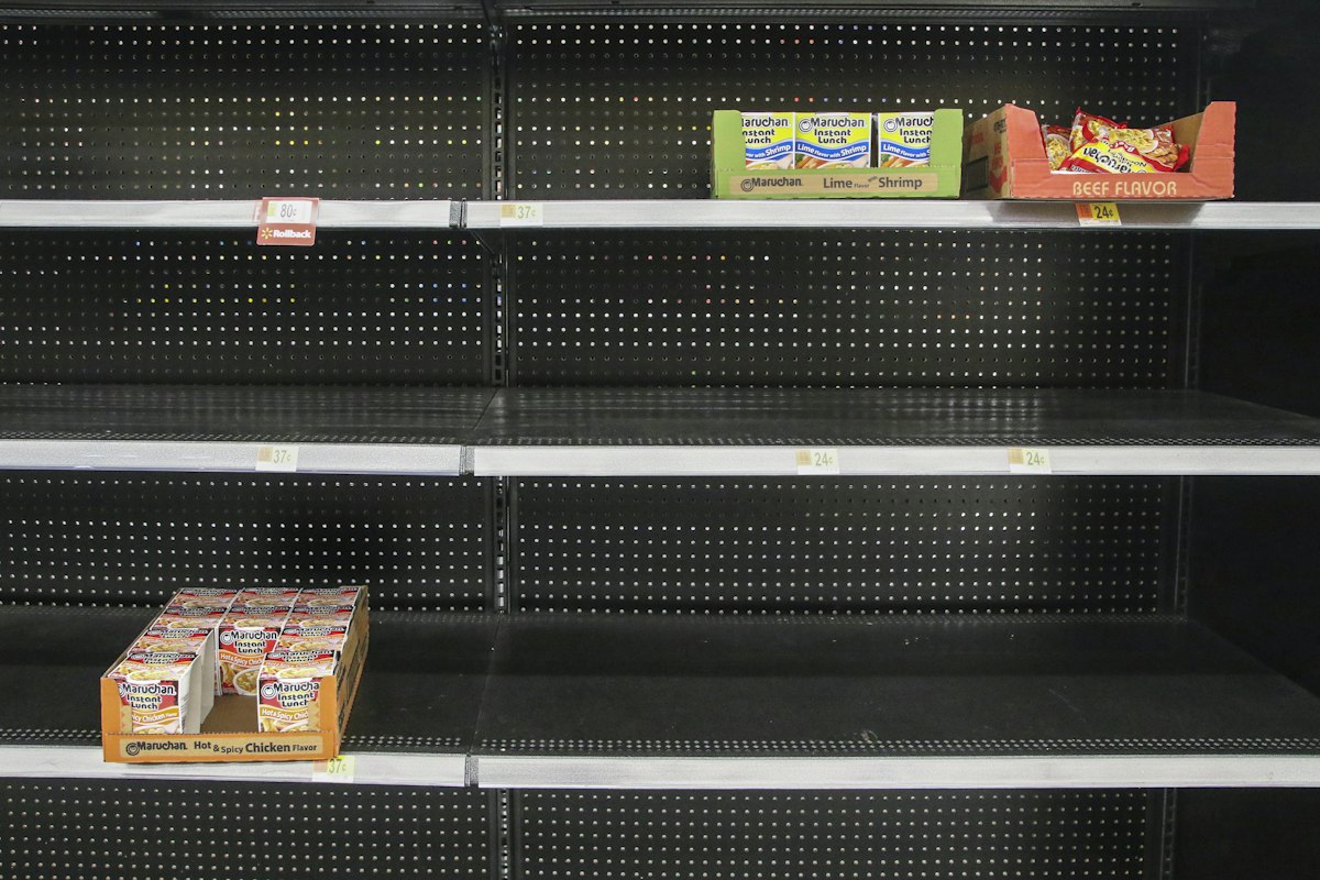 Estanterías casi vacías de un supermercado
