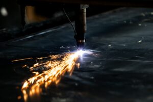 Corte de metal con chispas en un taller industrial