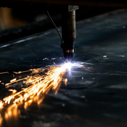 Corte de metal con chispas en un taller industrial