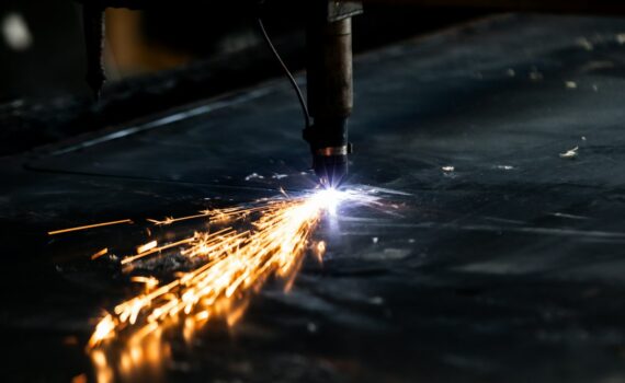 Corte de metal con chispas en un taller industrial